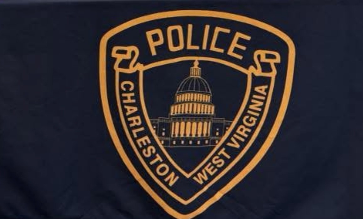 Teenagers arrested for showing weapon, leading police on pursuit in Charleston